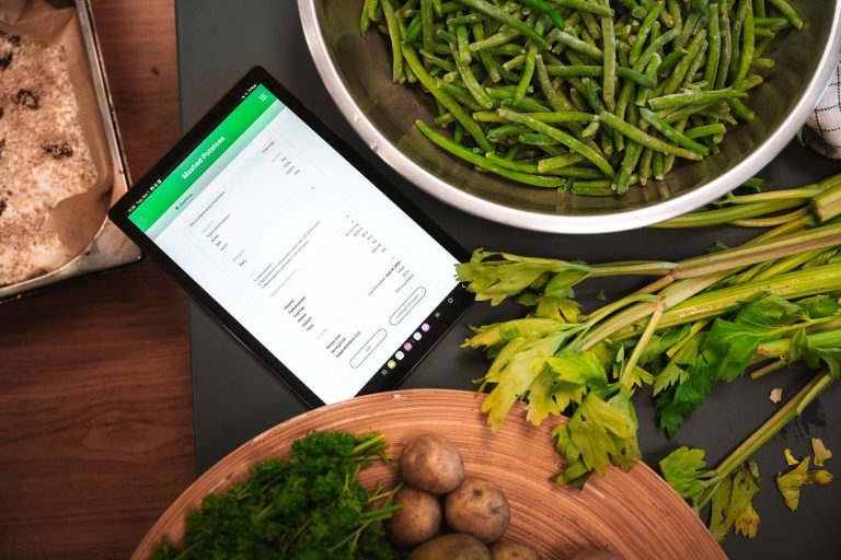 How to Reduce Food Waste with Technology